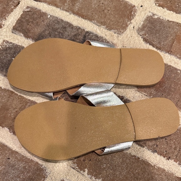 Coconuts by Matisse Pebble sandals in Silver size 8 - Picture 5 of 5